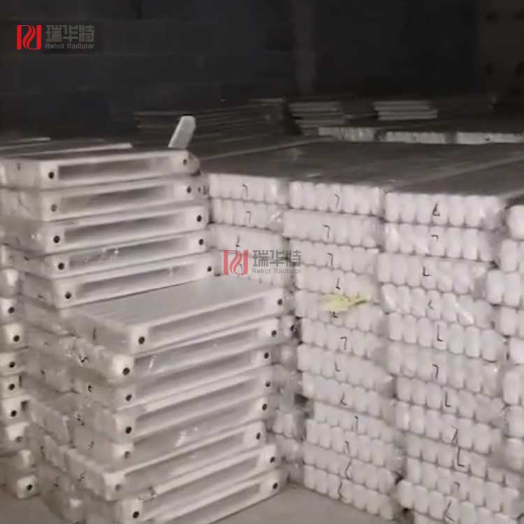 暖氣片運輸至工地,點數(shù)確認中