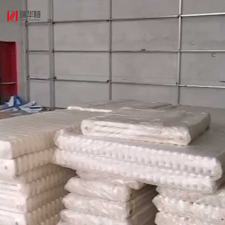 白色鋼制暖氣片運輸?shù)绞┕すさ匾曨l